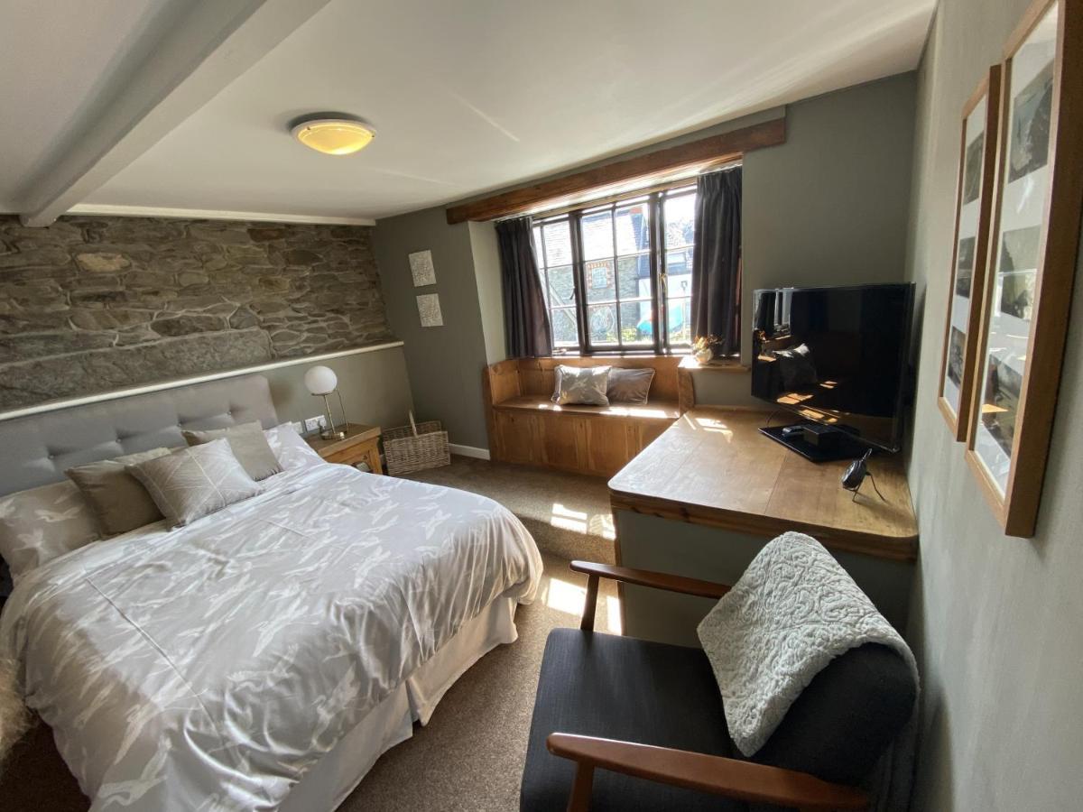 Bed and Breakfast Tom'S Of Tregaron Esterno foto