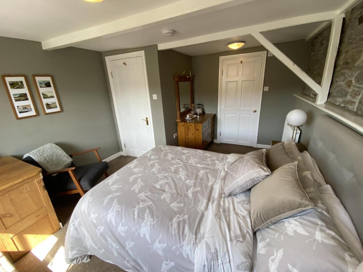 Bed and Breakfast Tom'S Of Tregaron Esterno foto