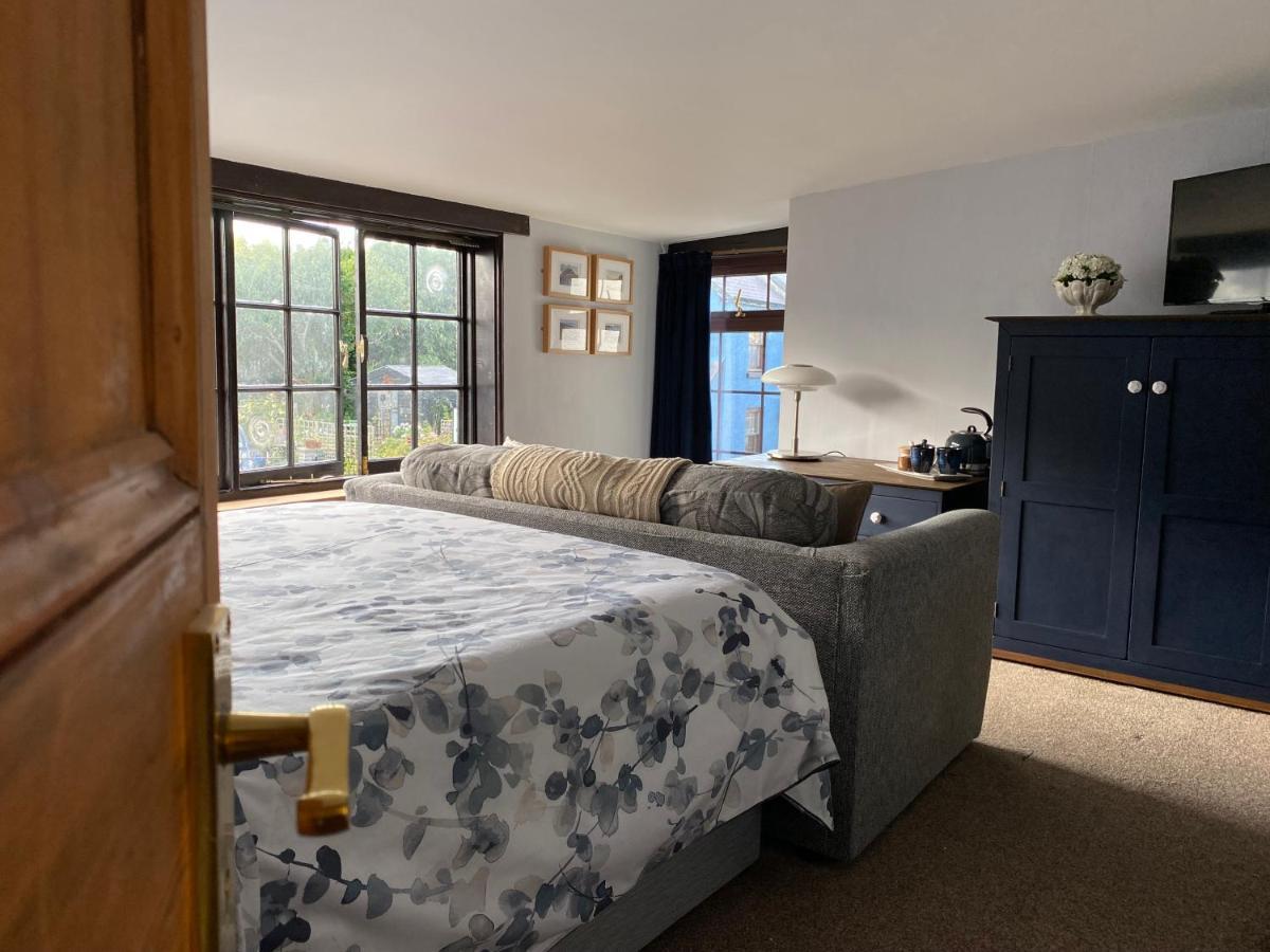 Bed and Breakfast Tom'S Of Tregaron Esterno foto