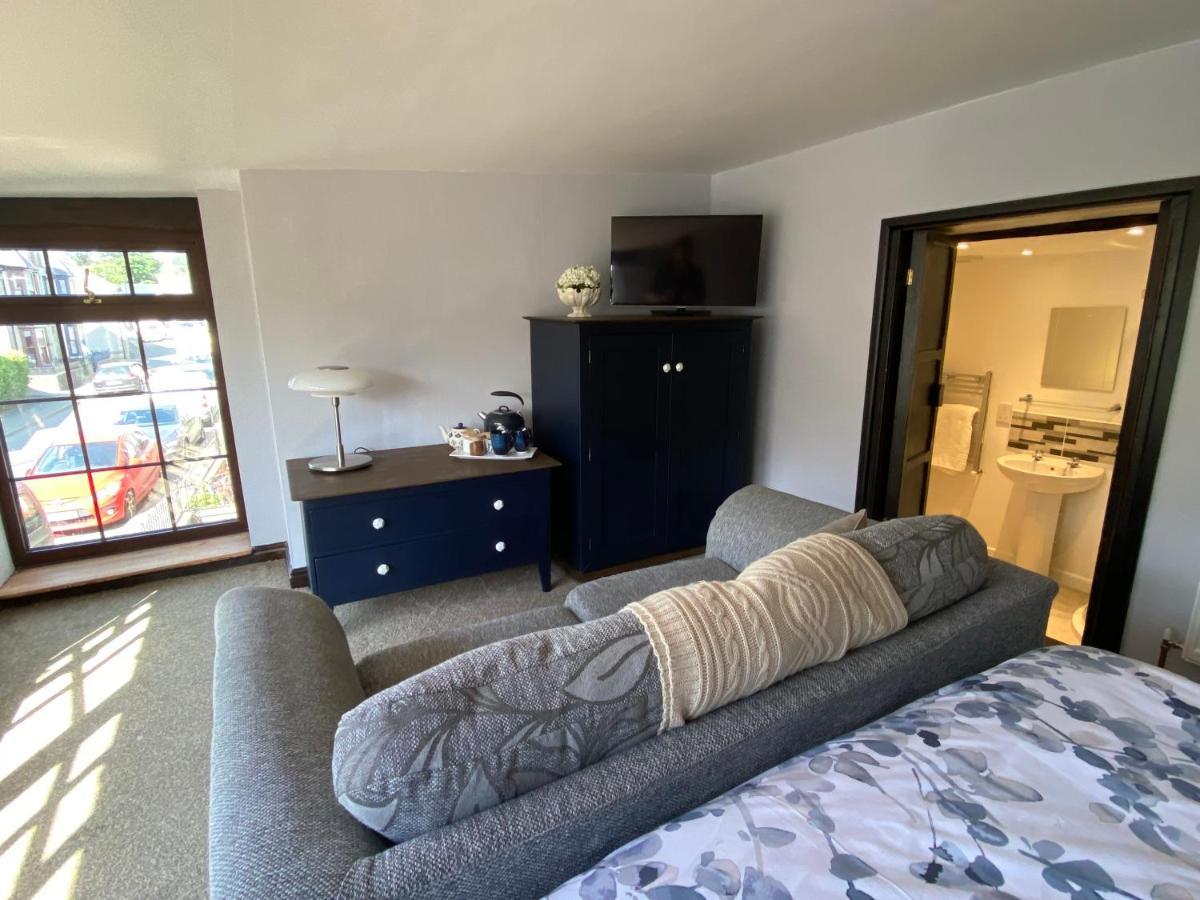 Bed and Breakfast Tom'S Of Tregaron Esterno foto