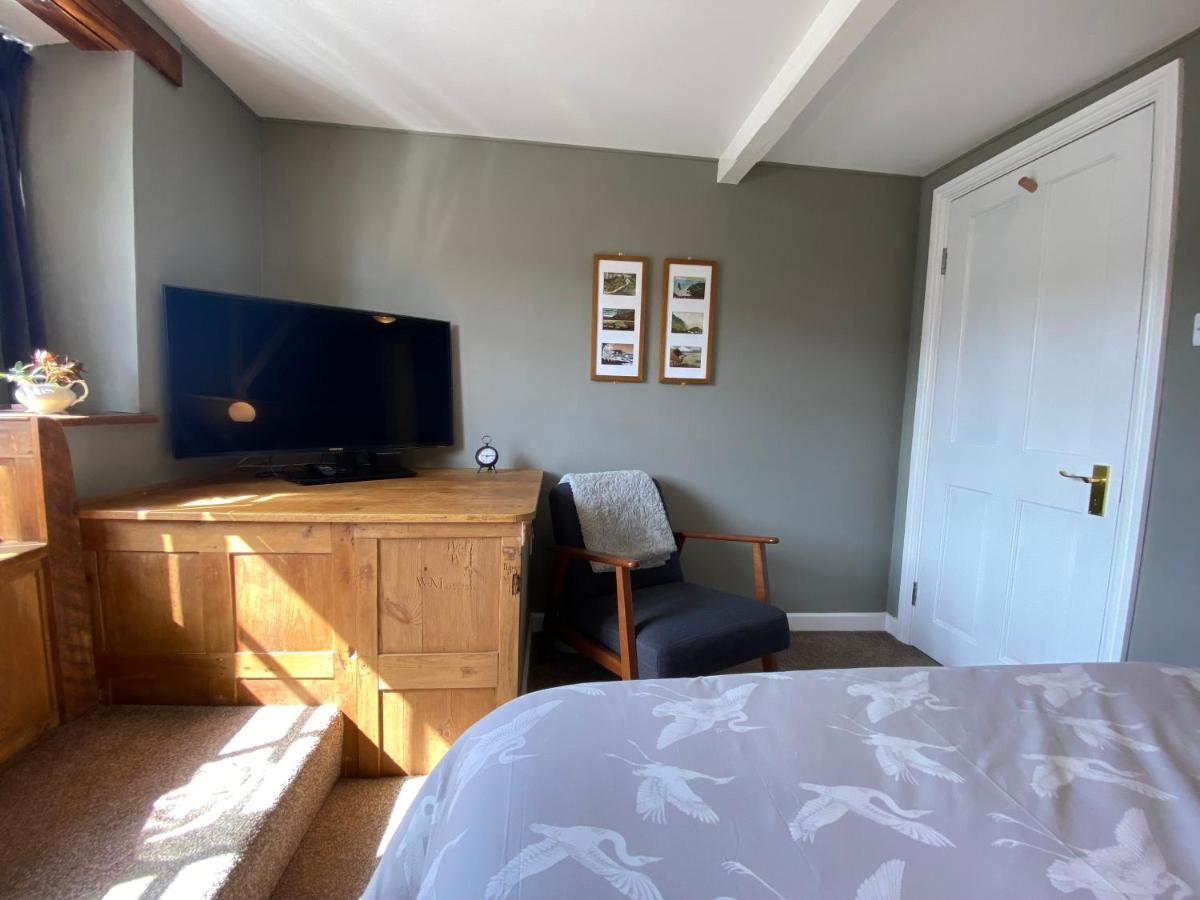 Bed and Breakfast Tom'S Of Tregaron Esterno foto