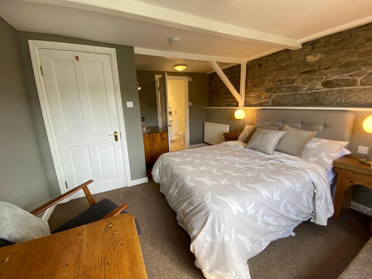 Bed and Breakfast Tom'S Of Tregaron Esterno foto