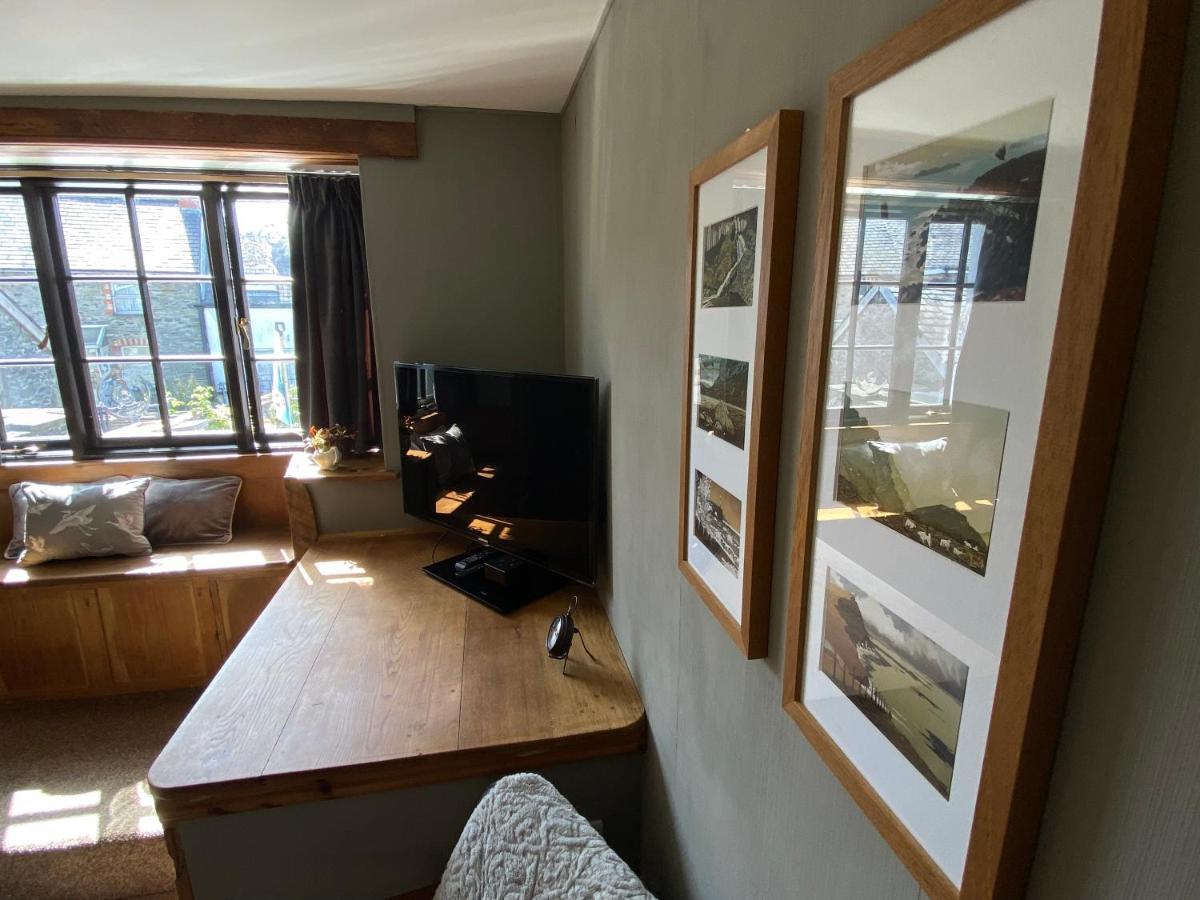 Bed and Breakfast Tom'S Of Tregaron Esterno foto